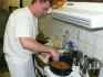 Zkušený kuchař David Jelen z restaurace Florian předvedl krok za krokem, jak připravit dobrou svíčkovou. Nechyběla ani ochutnávka. ( 22. května 2008) 